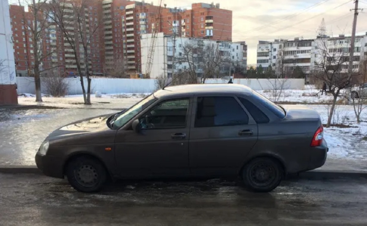 В Волжском наказывают за парковку на зеленой зоне